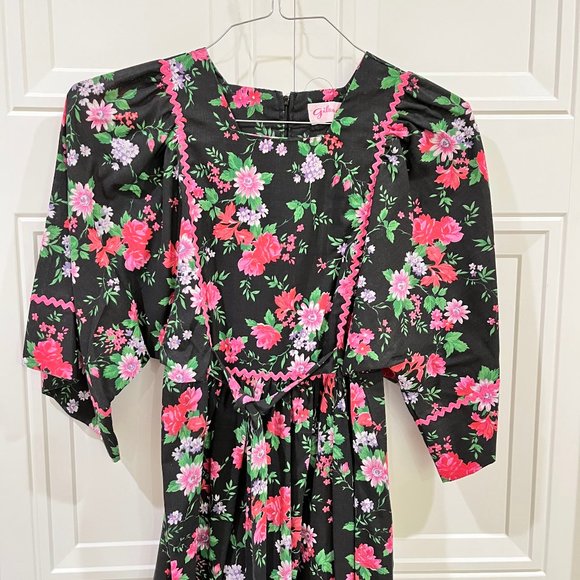 Vintage Floral Maxi Dress with Flowing Sleeves and Bric a Brac Detail - Picture 4 of 5